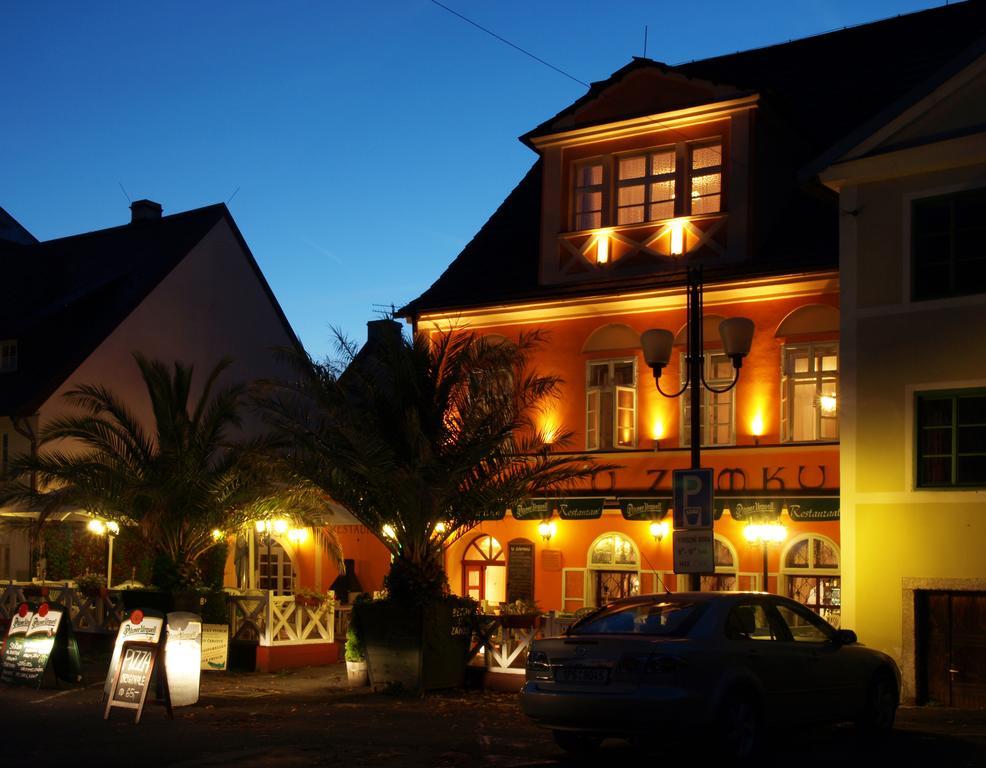 Penzion - Restaurant U Zamku เบชอฟ นาด เทอโพล ภายนอก รูปภาพ