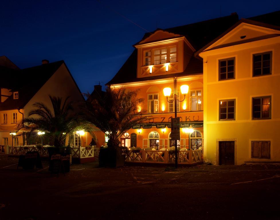 Penzion - Restaurant U Zamku เบชอฟ นาด เทอโพล ภายนอก รูปภาพ
