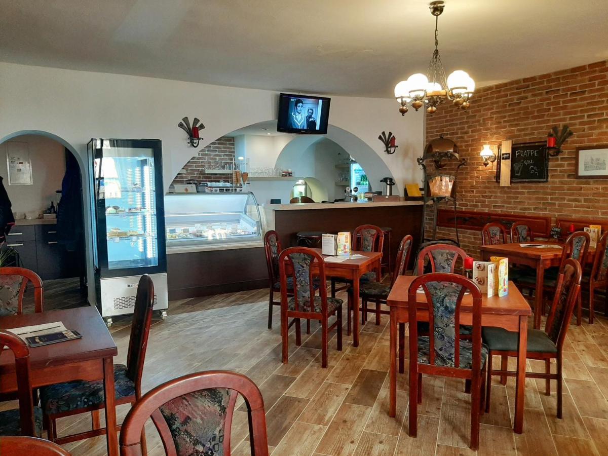 Penzion - Restaurant U Zamku เบชอฟ นาด เทอโพล ภายนอก รูปภาพ